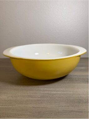 VINTAGE PYREX CASSEROLE DISH #024 2 QT Golden Yellow Pre-owned no lid